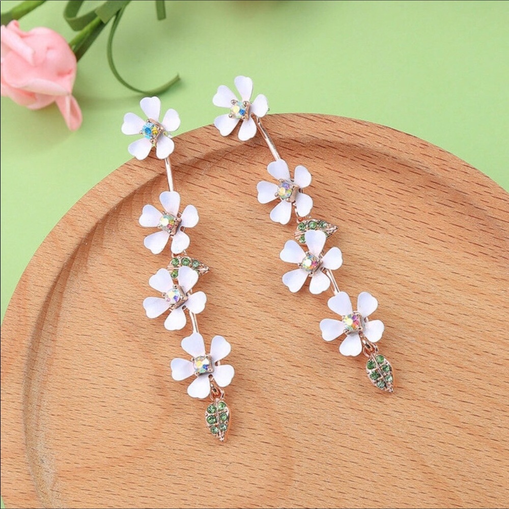 So pretty daisy stud, White daisy, dangle earrings